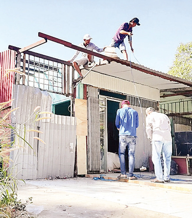 Tháo dỡ một công trình không phép tại quận Thủ Đức. Ảnh: CTV