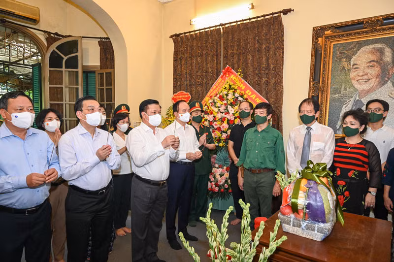 Đoàn đại biểu Thành ủy, HĐND, UBND, Ủy ban Mặt trận Tổ quốc Việt Nam TP Hà Nội dâng hưởng tưởng niệm Đại tướng Võ Nguyên Giáp. (Ảnh: DUY LINH)