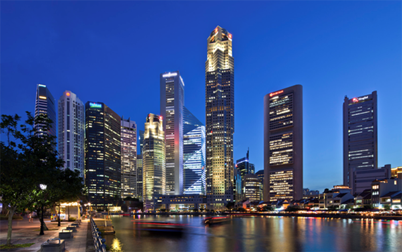 Tòa cao ốc One Raffles Quay, trung tâm thương mại One Fullerton tại Singapore, văn phòng Apple Renoir là một vài công trình do Koizumi cung cấp thiết bị chiếu sáng.