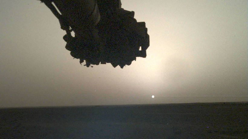 Tàu đổ bộ Insight của NASA chụp được hình ảnh mặt trời mọc trên sao Hỏa vào ngày 10/4. Ảnh: NASA.