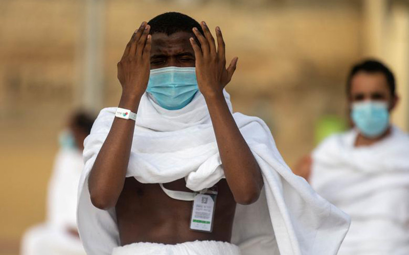 Tín đồ Hồi giáo đeo khẩu trang bảo vệ trong khi cầu nguyện trên Núi Mercy, vùng đồng bằng Arafat, trong cuộc hành hương hằng năm ở Haj, bên ngoài Thánh địa Mecca, Saudi Arabia. Ảnh: Reuters.