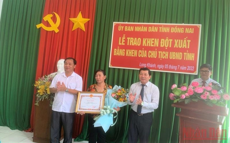 Lãnh đạo Sở Nội vụ trao Bằng khen của Chủ tịch Ủy ban nhân dân tỉnh Đồng Nai tặng chị Bùi Thị Phụng.