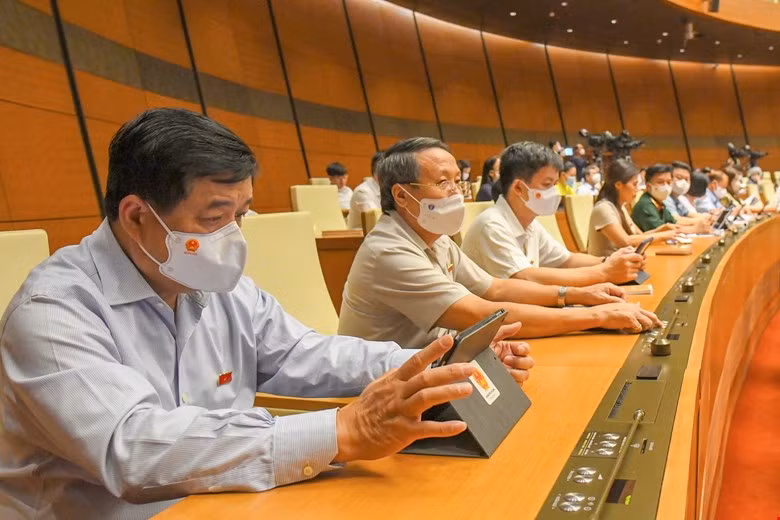 Quốc hội thảo luận, biểu quyết thông qua Nghị quyết về cơ cấu số lượng thành viên Chính phủ sáng 28/7. Ảnh: QUANG HOÀNG