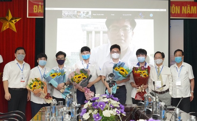 Các học sinh trong đội tuyển quốc gia Việt Nam dự thi Olympic Toán quốc tế 2021 cùng thầy cô. Ảnh: HUS