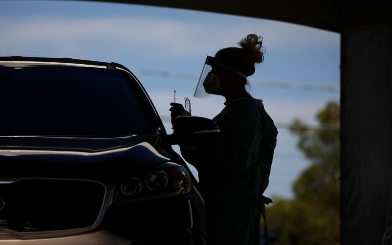 Nhân viên y tế lấy mẫu xét nghiệm Covid-19 tại TP Las Vegas, Mỹ, tháng 7-2020. (Ảnh: AP)