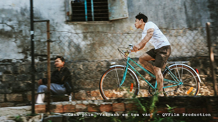 Cảnh trong phim “Vai anh em tựa vào”.