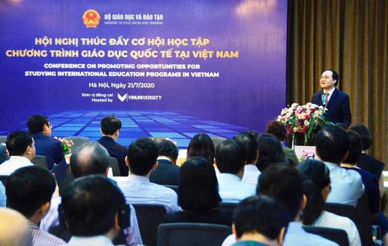 Bộ trưởng GD-ĐT Phùng Xuân Nhạ phát biểu tại hội nghị.