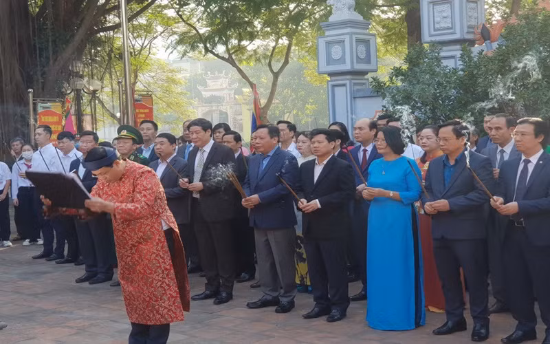 Đoàn đại biểu Thành ủy, UBND TP Hà Nội dâng hương tưởng nhớ danh nhân Chu Văn An.