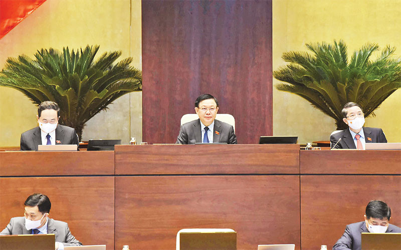 Chủ tịch Quốc hội Vương Ðình Huệ và các Phó Chủ tịch Quốc hội (Hàng trên) điều hành phiên họp. Ảnh: ÐĂNG KHOA 