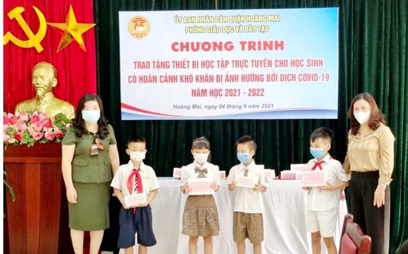 Phòng Giáo dục quận Hoàng Mai, Hà Nội trao thiết bị học tập trực tuyến cho học sinh bước vào năm học 2021-2022.