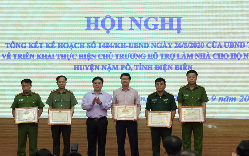 Chủ tịch UBND tỉnh Điện Biên Mùa A Sơn trao Bằng khen của UBND tỉnh tặng các tập thể có nhiều đóng góp thực hiện chương trình.