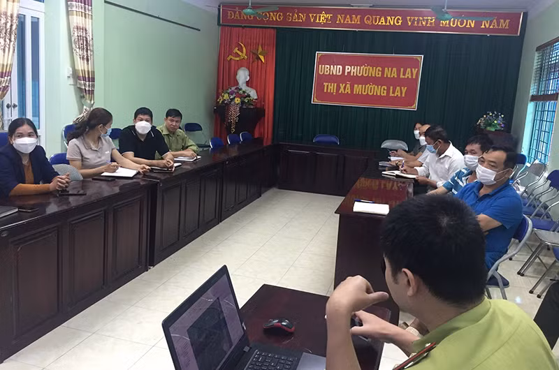 Quỹ Bảo vệ và Phát triển rừng tỉnh Điện Biên cùng Hạt Kiểm lâm thị xã Mường Lay kiểm tra diện tích rừng biến động.