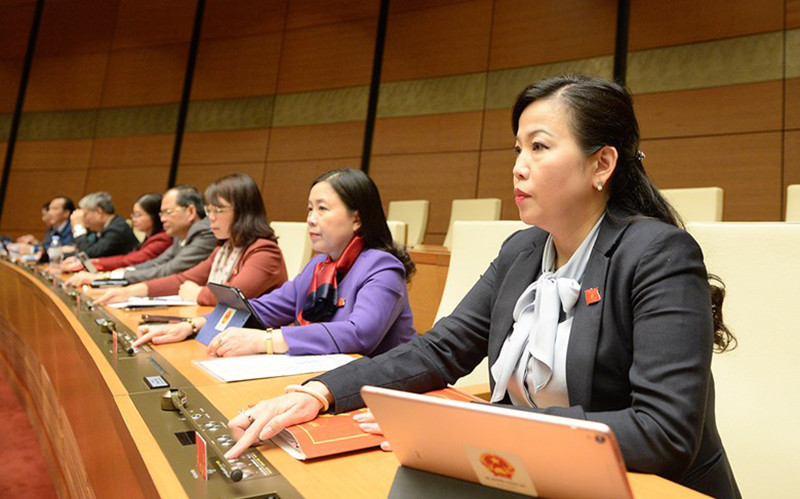 Đại biểu Quốc hội bấm nút biểu quyết.