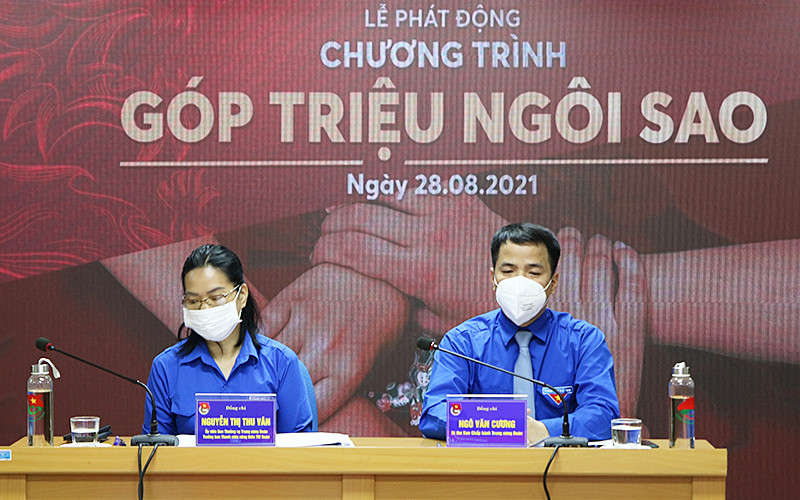 Đồng chí Ngô Văn Cương, Bí thư Trung ương Đoàn Thanh niên Cộng sản Hồ Chí Minh (bên phải trong ảnh) thông tin tới các đơn vị liên quan tại buổi lễ.