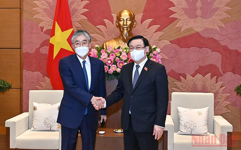 Chủ tịch Quốc hội Vương Đình Huệ và Chủ tịch kiêm Giám đốc đại diện Tập đoàn Erex (Nhật Bản) Honna Hitoshi tại buổi tiếp. (Ảnh: DUY LINH)