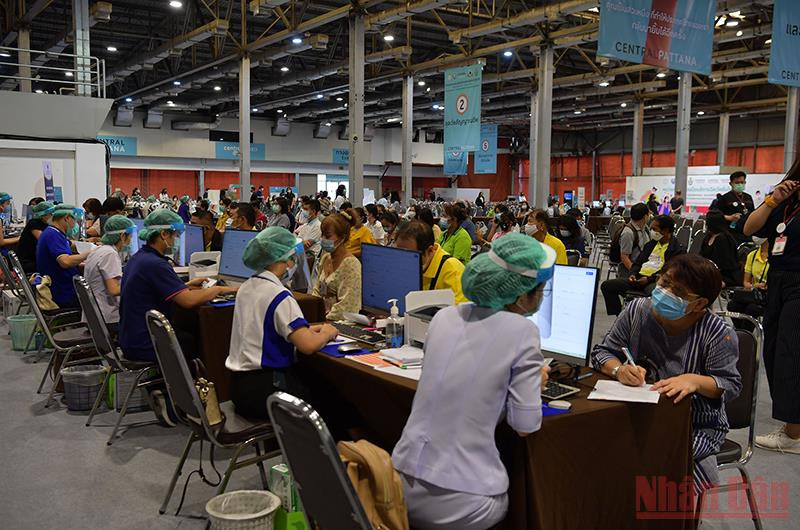 Người dân khai báo y tế trước khi tiêm vaccine tại một điểm tiêm chủng ở thủ đô Bangkok. (Ảnh: NAM ĐÔNG)