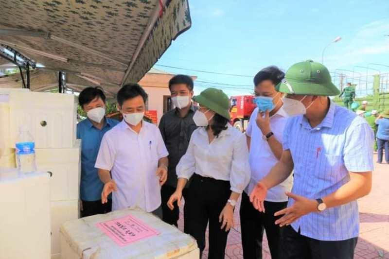 Lãnh đạo tỉnh Hà Tĩnh kiểm tra việc đóng gói, bảo quản hàng hóa.