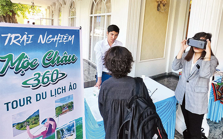 Du khách trải nghiệm tua du lịch Mộc Châu qua công nghệ thực tế ảo.