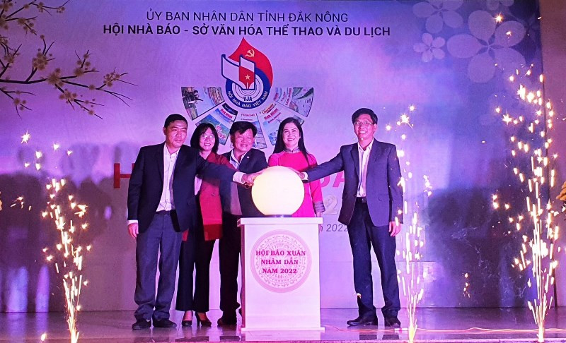 Các đại biểu tham dự nhấn nút khai mạc Hội báo Xuân Nhâm Dần năm 2022.