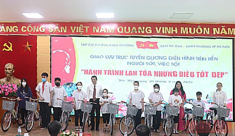 Đại diện Hội Chữ thập đỏ quận Cầu Giấy và Tạp chí Thi đua khen thưởng trao tặng 10 chiếc xe đạp tới các học sinh có hoàn cảnh khó khăn.