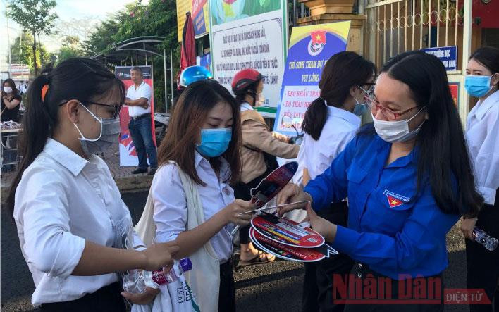 Đoàn thanh niên hỗ trợ thi sinh trong kỳ thi THPT năm 2020