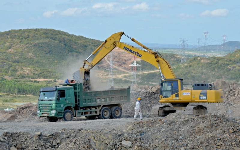 Thi công gói thầu XL-01, đoạn Vĩnh Hảo - Phan Thiết tại vị trí núi Ông Mục, xã Vĩnh Hảo, huyện Tuy Phong (Bình Thuận).