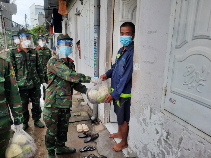 Bộ đội đến từng nhà đưa thực phẩm.
