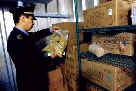 Thanh tra thực phẩm kiểm tra thực phẩm tại một cửa hàng McDonald’s trong vụ bê bối hồi tháng 3 (ảnh: ChinaFotoPress)