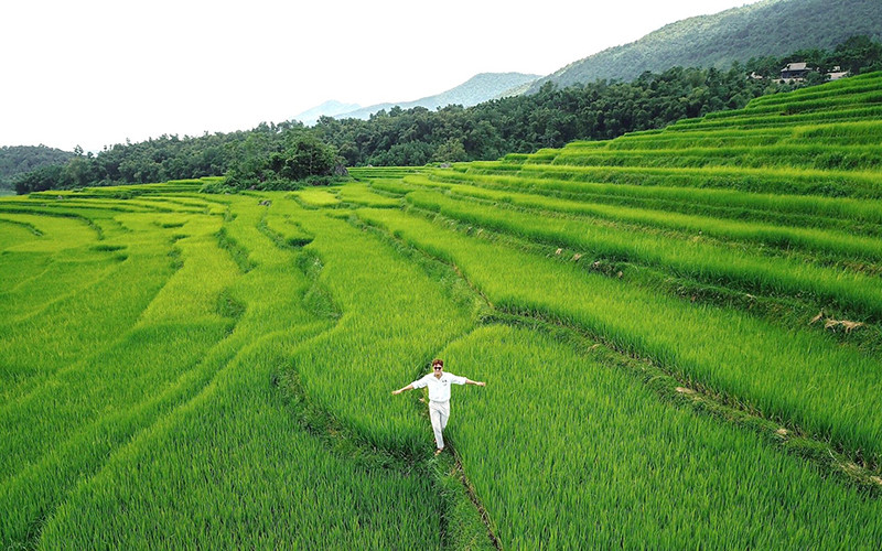 Du khách khám phá ruộng bậc thang ở Pù Luông. Ảnh: MẠNH TIẾN KHÔI