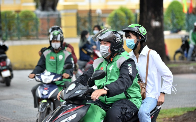 Tài xế chạy xe công nghệ Gojek.