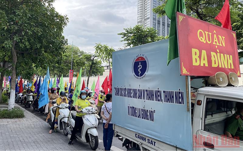 Các lực lượng trên địa bàn quận Ba Đình tham gia diễu hành kỷ niệm Ngày dân số thế giới 11/7.