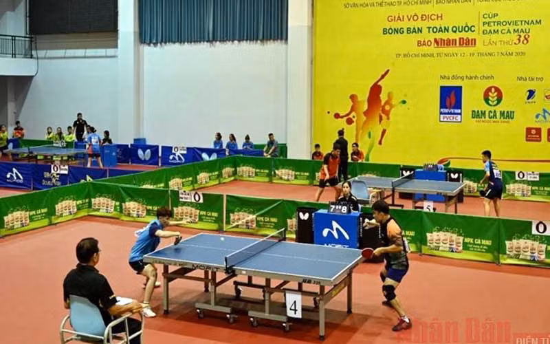 Các vận động viên thi đấu tại Giải vô địch Bóng bàn toàn quốc Báo Nhân Dân lần thứ 38 năm 2020. Ảnh: ĐĂNG ANH
