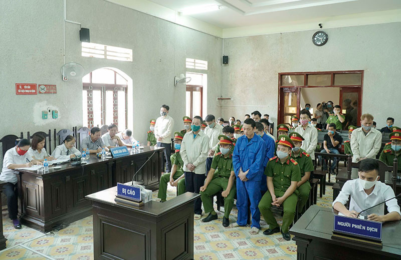 Các bị cáo nghe HĐXX tuyên án.
