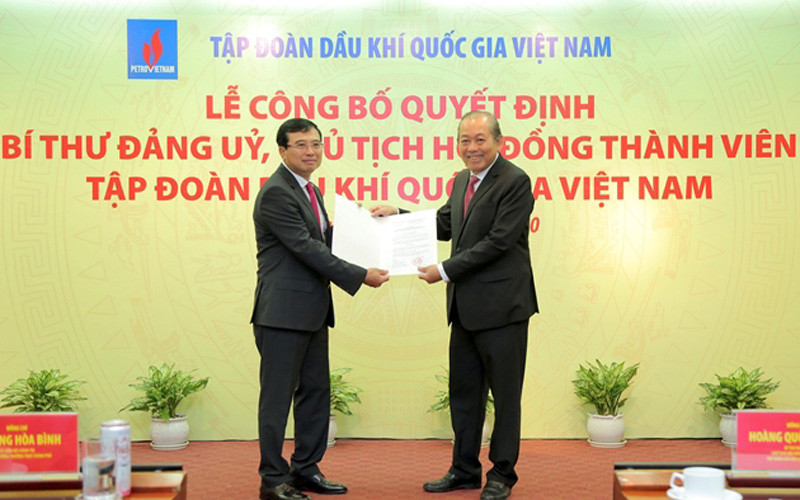 Phó Thủ tướng Thường trực Chính phủ Trương Hoà Bình trao Quyết định bổ nhiệm Chủ tịch HĐTV Petrovietnam cho đồng chí Hoàng Quốc Vượng.