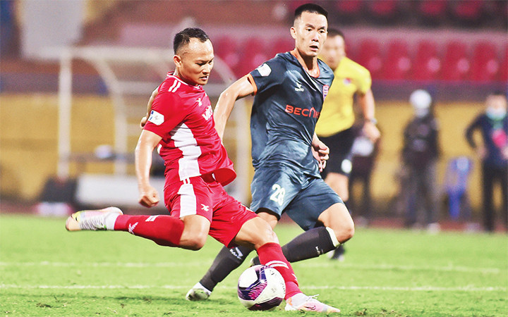 Viettel (áo đỏ) thể hiện phong độ tốt trước Becamex Bình Dương. Ảnh: TRẦN HẢI