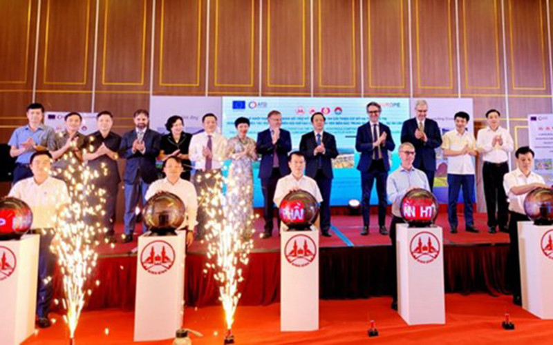 Các đại biểu thực hiện nghi thức khởi động hợp phần tư vấn Hỗ trợ kỹ thuật của dự án. (Ảnh: TTXVN)
