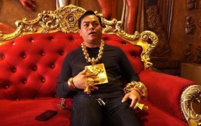 Một thời gian dài, Phúc XO là hiện tượng trên mạng khi đeo rất nhiều vàng. (Ảnh: Phúc XO lúc chưa bị bắt)