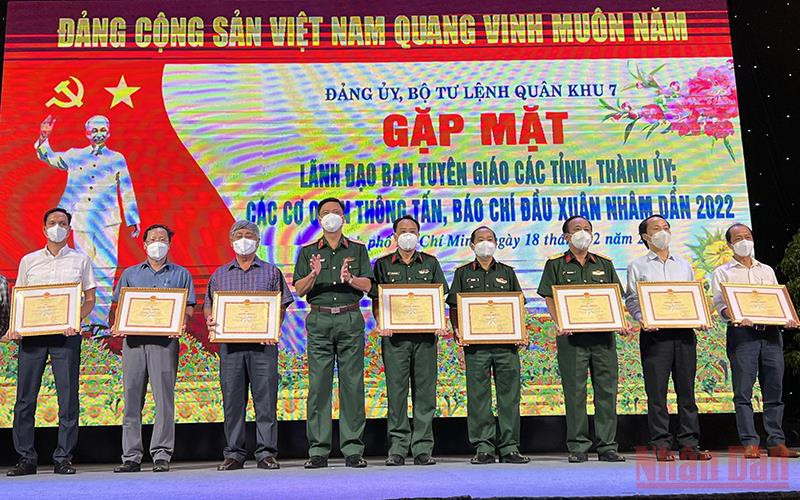 Đại diện lãnh đạo Cơ quan Thường trực Báo Nhân Dân tại thành phố Hồ Chí Minh nhận bằng khen của Đảng ủy, Bộ Tư lệnh Quân khu 7.