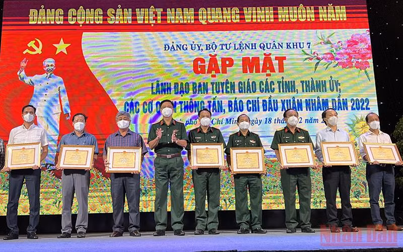 Đại diện lãnh đạo Cơ quan Thường trực Báo Nhân Dân tại thành phố Hồ Chí Minh nhận bằng khen của Đảng ủy, Bộ Tư lệnh Quân khu 7.