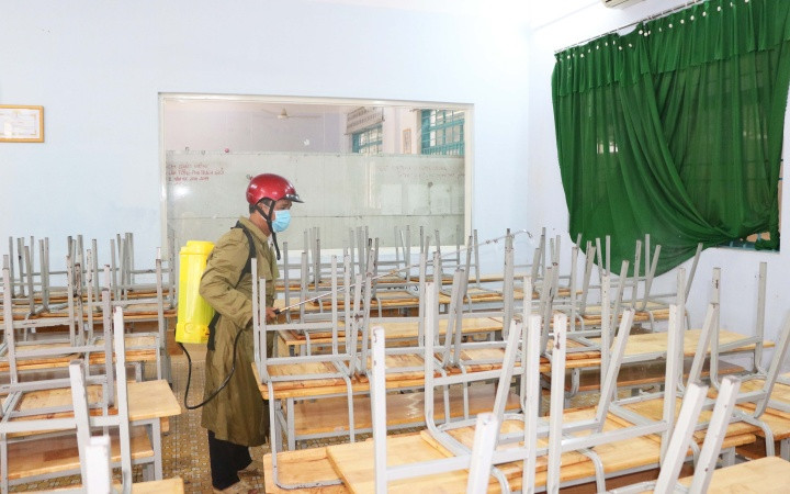 Trước ngày diễn ra kỳ thi tốt nghiệp THPT năm 2020, tại các điểm thi, phòng thi đều tổ chức phun thuốc khử khuẩn phòng, chống dịch Covid-19 .