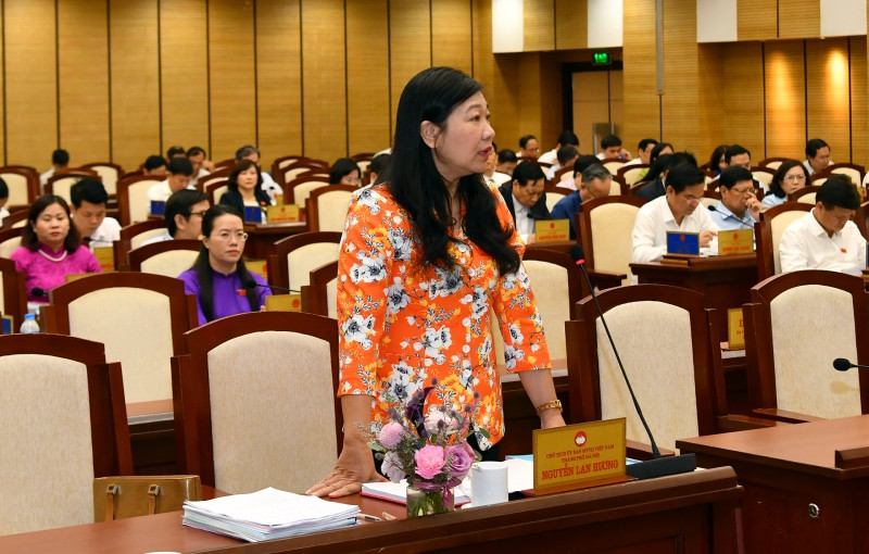 Đại biểu HĐND thành phố phát biểu ý kiến thảo luận tại kỳ họp.