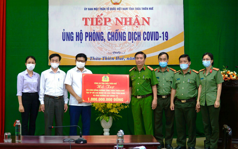 Đại diện lãnh đạo Công an tỉnh trao số tiền 1 tỷ đồng hỗ trợ cho Mặt trận Tổ quốc tỉnh. 
