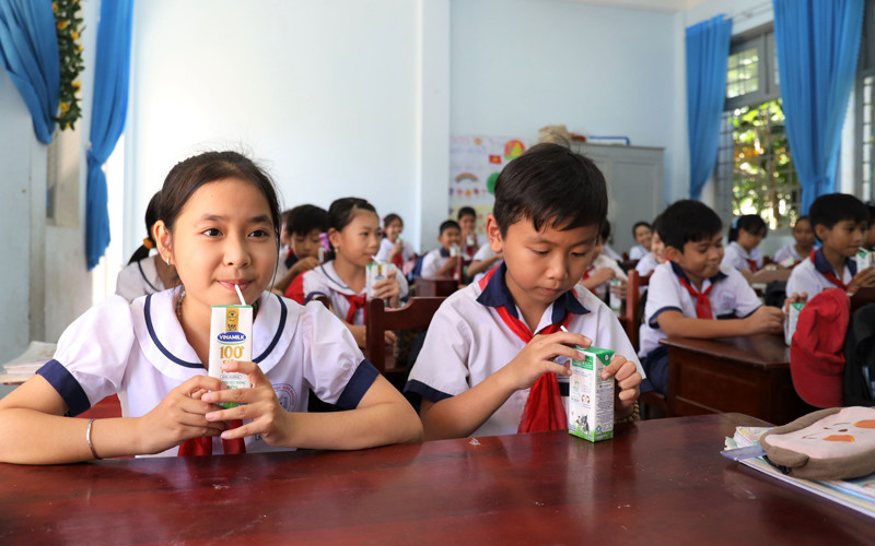Các em học sinh mầm non, tiểu học tỉnh Bến Tre hiện đang được uống 3 hộp sữa/ngày theo chương trình Sữa học đường của tỉnh.