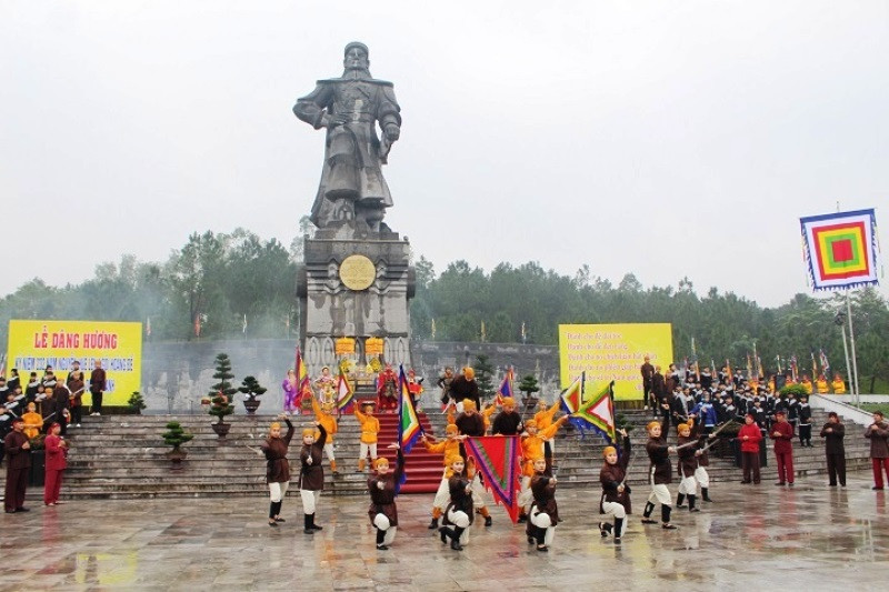 Tái hiện không khí hào hùng khi Hoàng đế Quang Trung lên ngôi tại núi Bân.