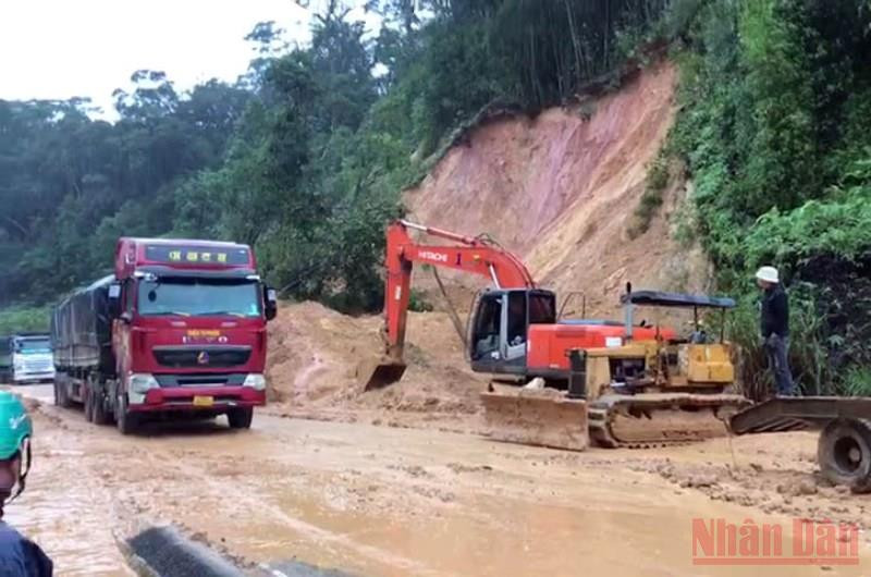 Mưa lũ gây cản trở tuyến đường giao thông.
