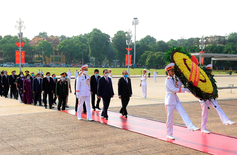 Các đồng chí lãnh đạo, nguyên lãnh đạo Đảng, Nhà nước đặt vòng hoa và vào Lăng viếng Chủ tịch Hồ Chí Minh. Vòng hoa của đoàn mang dòng chữ: “Đời đời nhớ ơn Chủ tịch Hồ Chí Minh vĩ đại".
