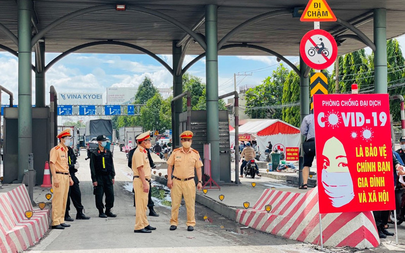 Chốt kiểm soát trên quốc lộ 1A gần khu vực cầu Đồng Nai.