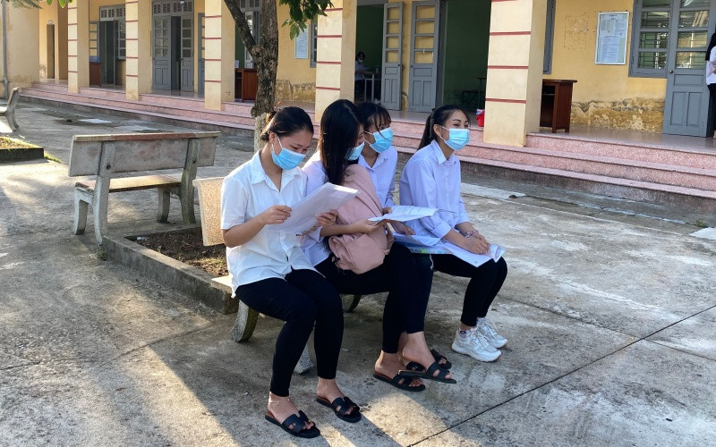 Thí sinh tranh thủ ôn bài trước giờ thi tốt nghiệp THPT năm 2020.