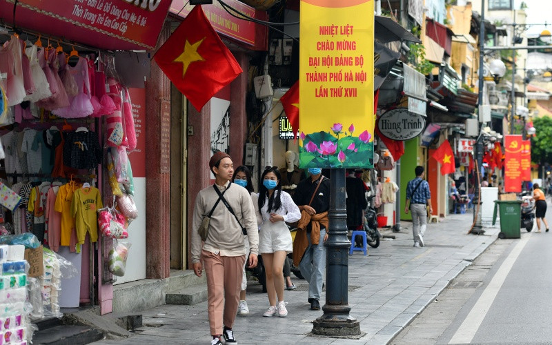 Theo Trung tâm Khí tượng Thuỷ văn Trung ương, nhiệt độ tại Hà Nội ngày hôm nay thấp nhất từ 23-25 độ, nhiệt độ cao nhất: 28-31 độ, nhiều mây, có mưa vài nơi, trưa chiều giảm mây hửng nắng. Gió đông bắc cấp 2-3.