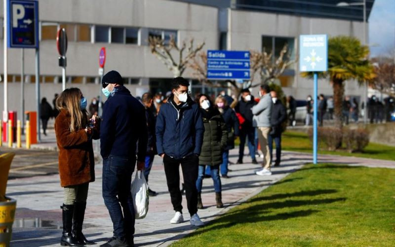 Xếp hàng chờ xét nghiệm Covid-19 sau kỳ nghỉ lễ Giáng sinh tại Bệnh viện Doce De Octubre ở Madrid, Tây Ban Nha, ngày 27/12/2021. (Ảnh: Reuters)